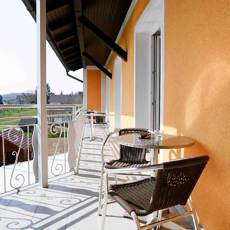 5rooms Fruehstueckspension Bed and Breakfast 3*